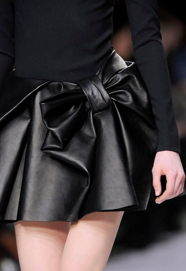 On aime quand la mini jupe en cuir s'offre une r�cr�ation girly !