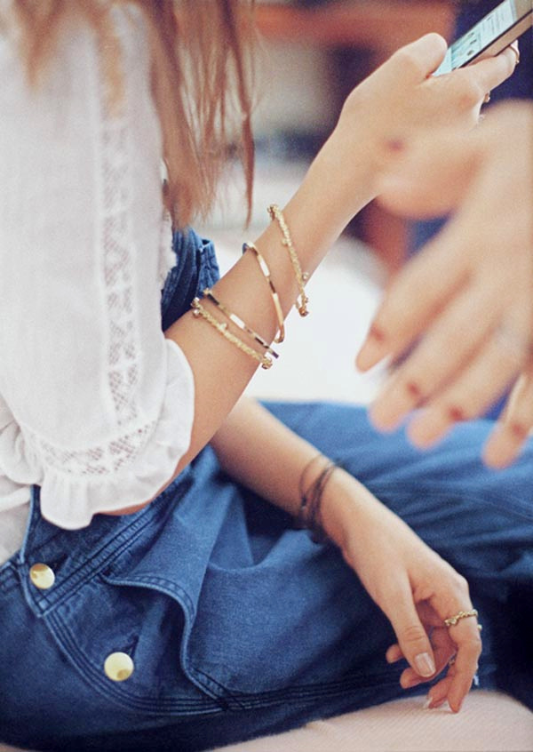 Blouse romantique + salopette en jean + bracelets dor�s = le bon mix