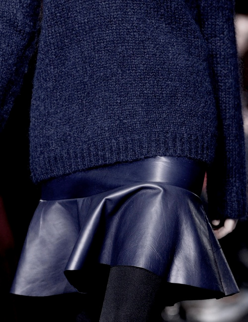 Mini jupe en cuir volant + gros pull = le bon mix