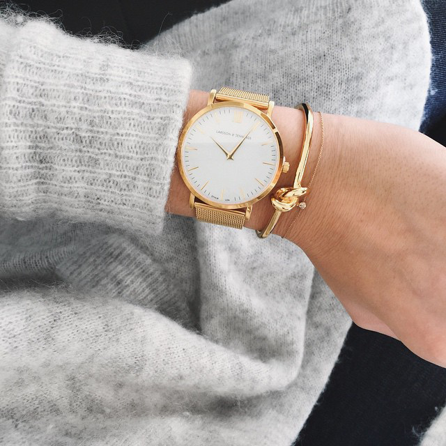 Rien de tel que quelques accessoires dor�s pour sophistiquer un pull gris perle !