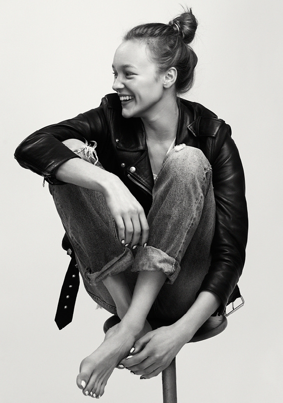 Chignon de danseuse flou + jean boyfriend roulott sur la cheville + perfecto en cuir = le bon mix