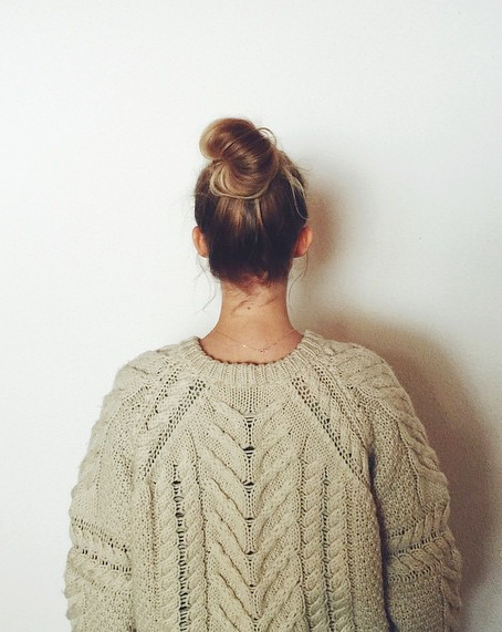 Rien de tel qu'une nuque bien dégagée pour mettre en valeur un gros pull