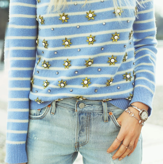 Piqué de quelques strass et perles, le pull marinière gagne en fashion appeal