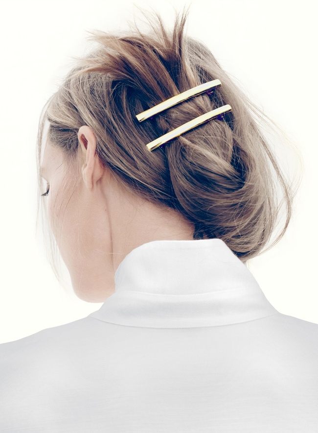 La double barrette, une option chic pour maintenir une coiffure désinvolte