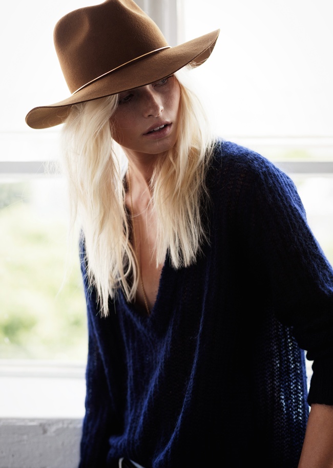 Chapeau caramel + pull grand col V bleu marine + long collier = le bon mix
