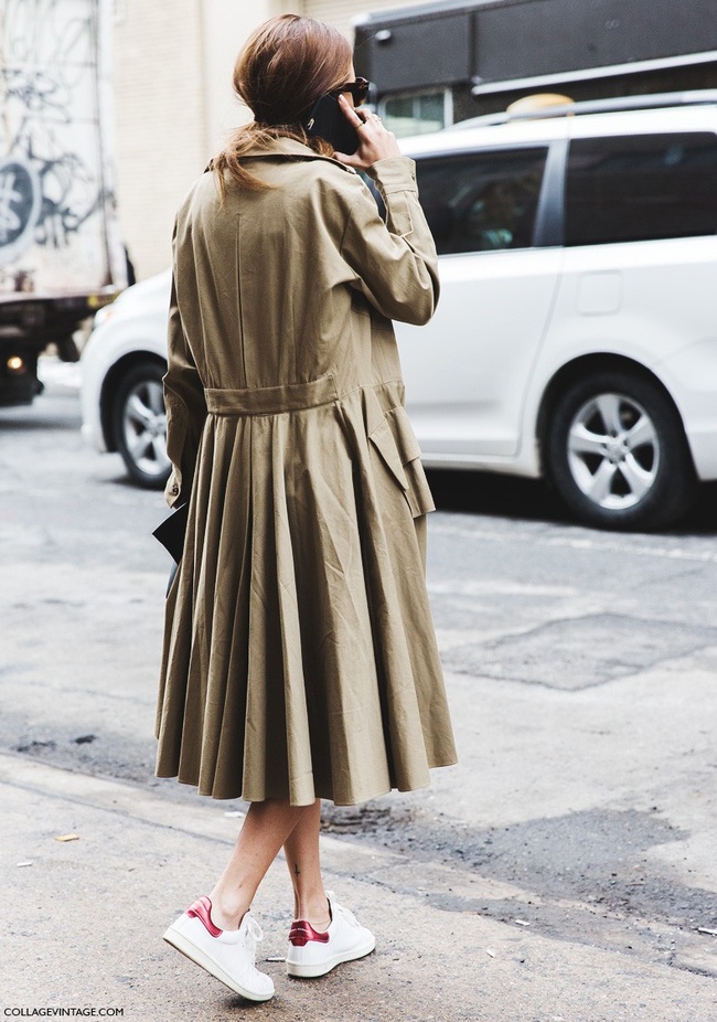 Baskets blanches + trench kaki = le bon mix