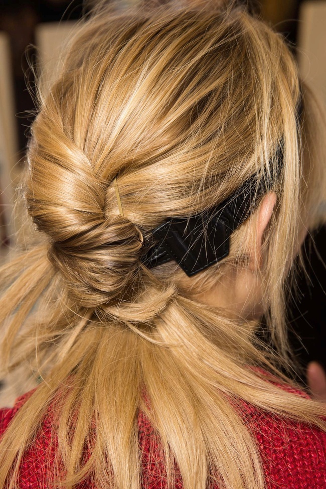 Et si on offrait au chignon banane un peu de nonchalance  ?