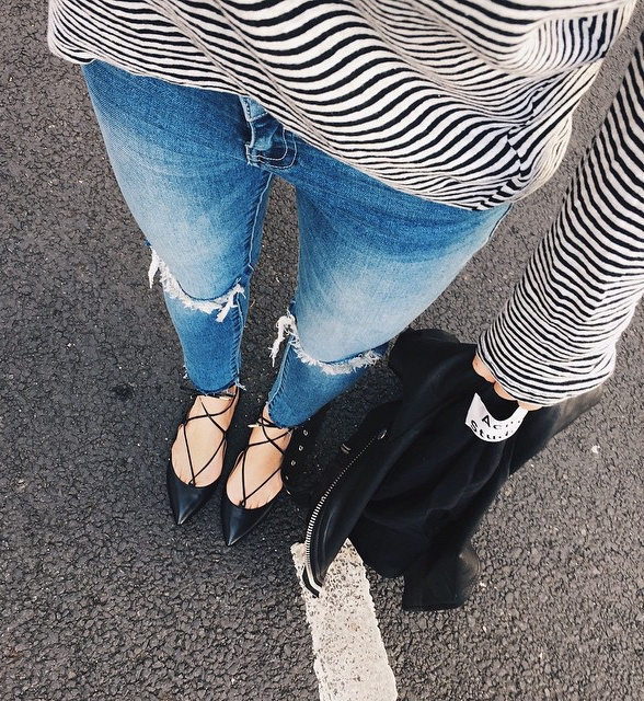 Ballerines pointues lacées + jean destroy + top rayé = le bon mix