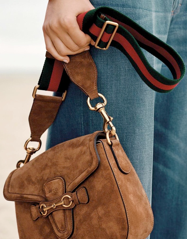 Entre daim café au lait et sangle en gros grain, ce sac Gucci a tout bon !