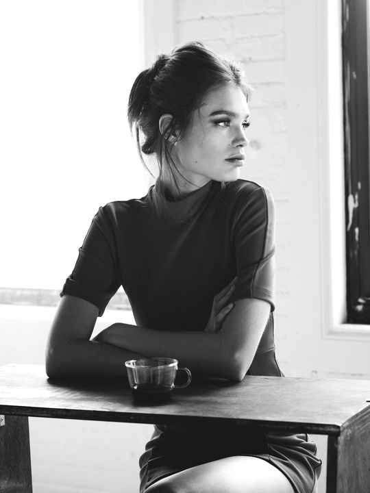 Chignon haut et flou + petite robe simple + moue boudeuse = le bon mix