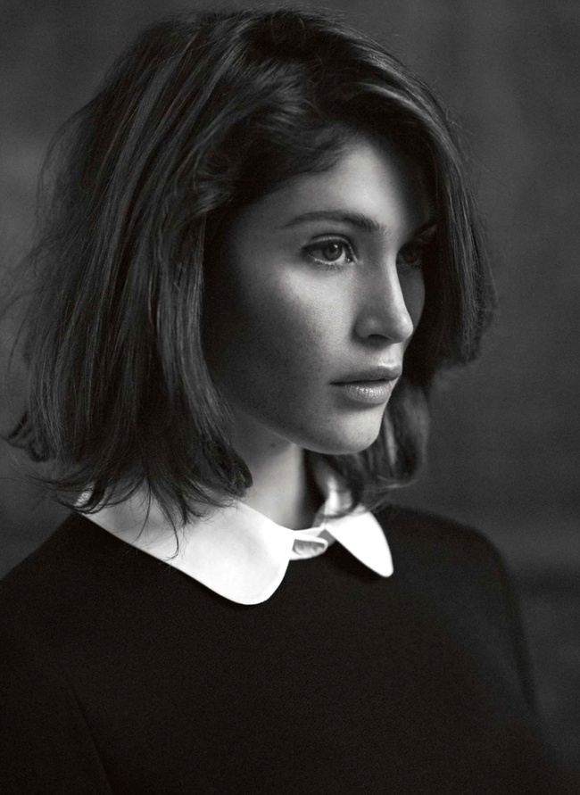 Carré à peine coiffé + col claudine blanc = le bon mix