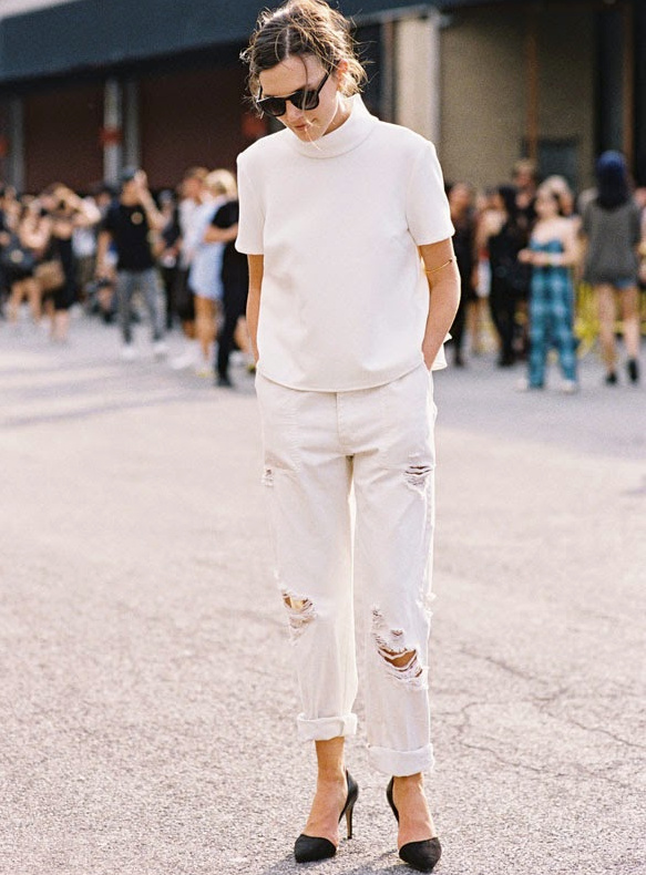 Le jean destroy, idéal pour twister un look noir et blanc !