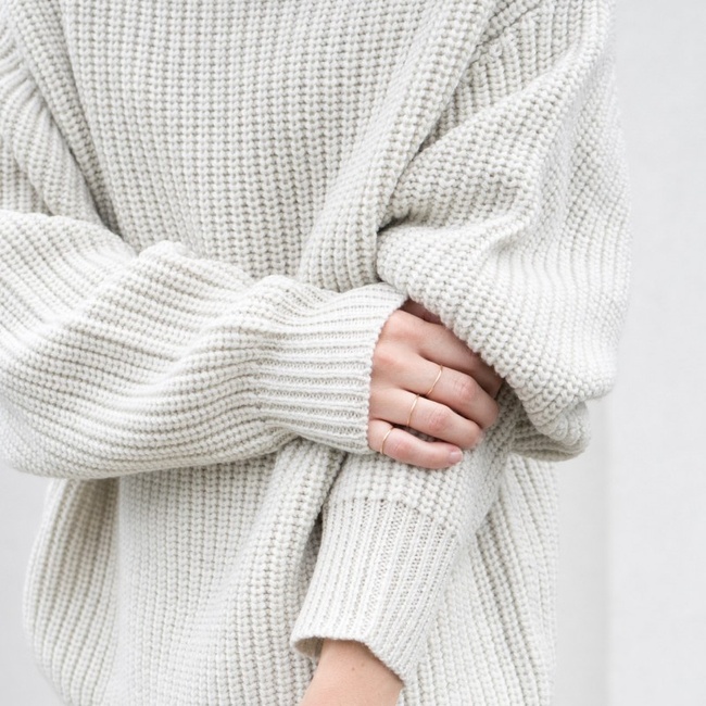 Rien de tel qu'un gros pull pour faire ressortir la finesse de quelques bagues !
