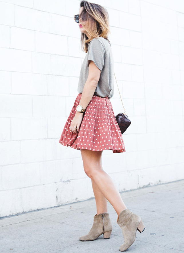 Jupette girly + tee-shirt loose + boots en daim = le bon mix