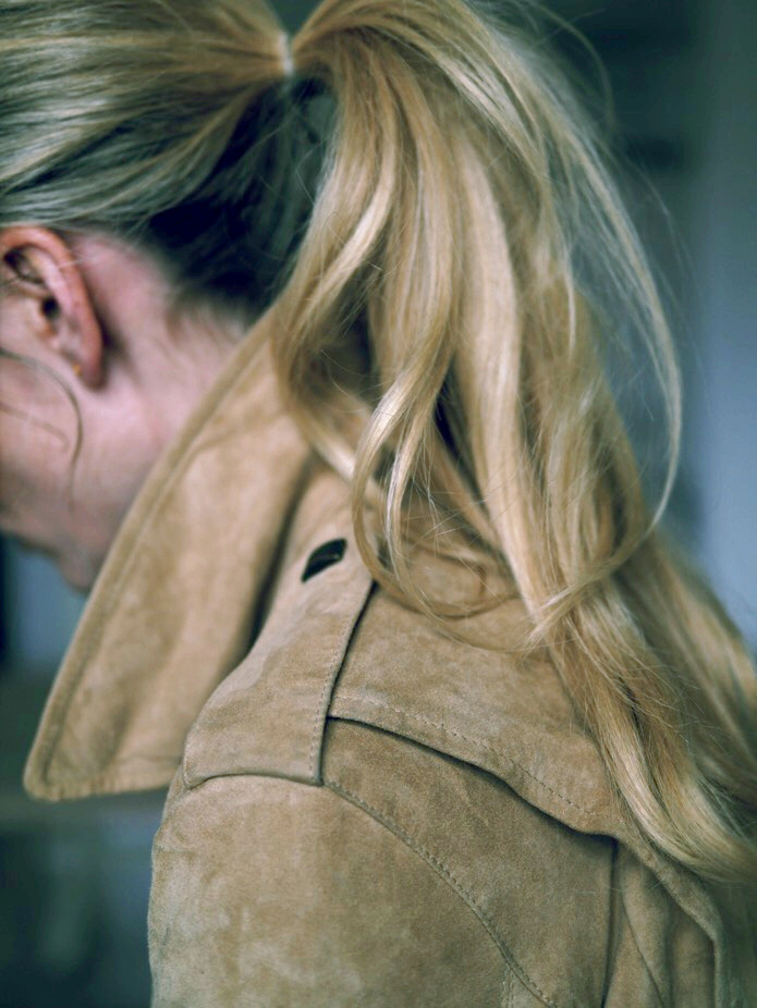 Queue de cheval semi-haute + trench en daim = un duo simple mais ultra efficace