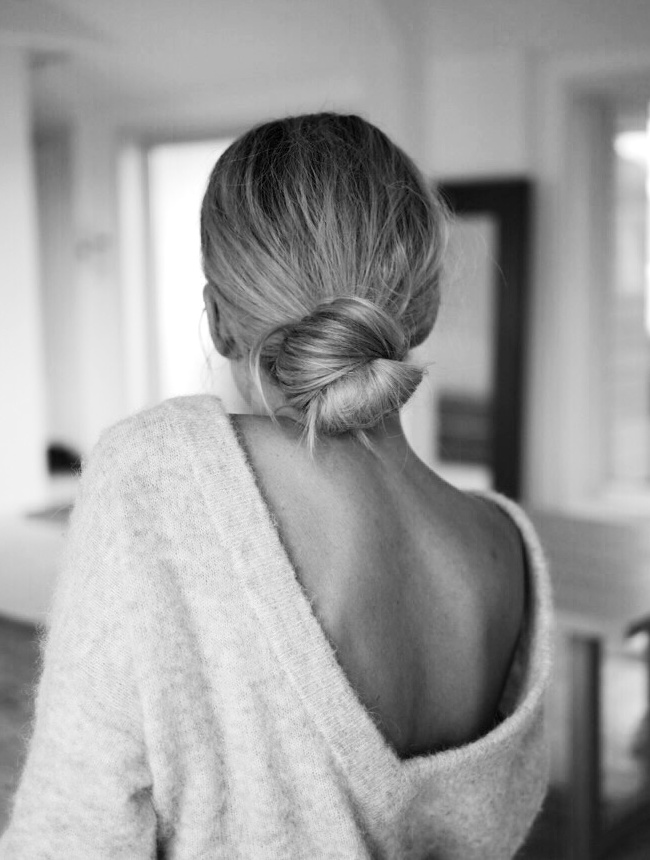 Pour obtenir un pull-over dos nu, on pense à retourner nos pulls col V