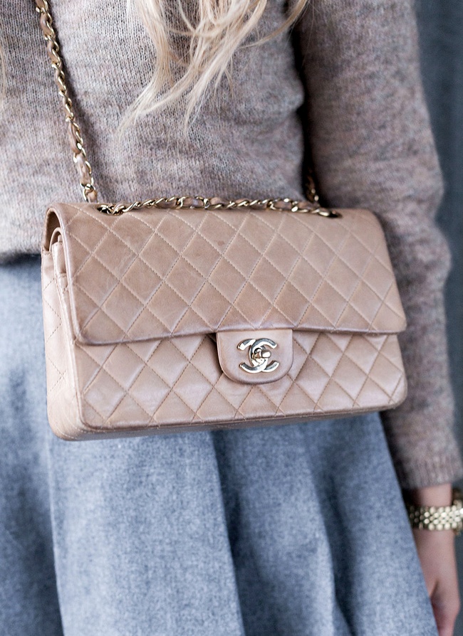 Fin pull café au lait + sage jupe grise + sac chic en cuir patiné camel = le bon mix