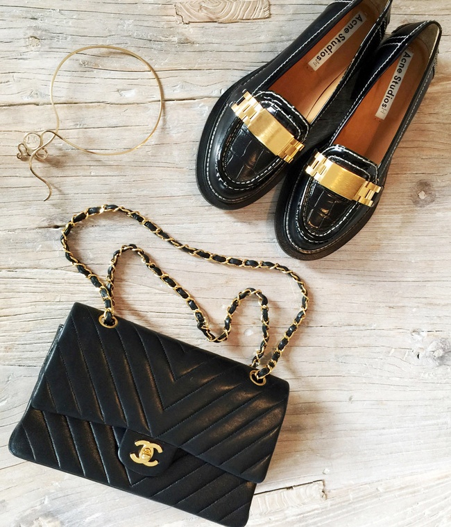 Rien de tel qu'une paire de mocassins masculins pour twister un petit sac chic !