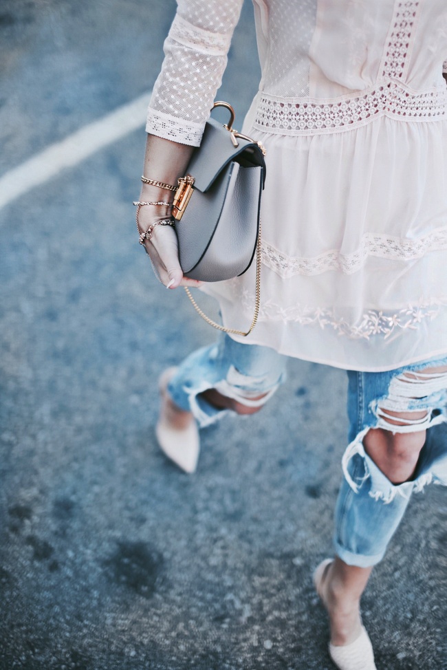 Dentelle + jean déchiré = le bon mix