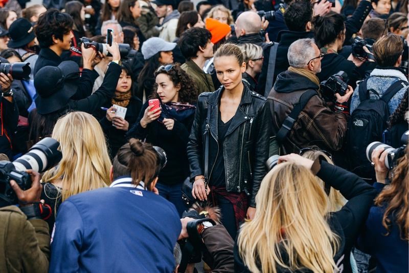 À la fashion week de Paris, Natasha Poly pose stoïque au coeur de la foule. Tout un métier...