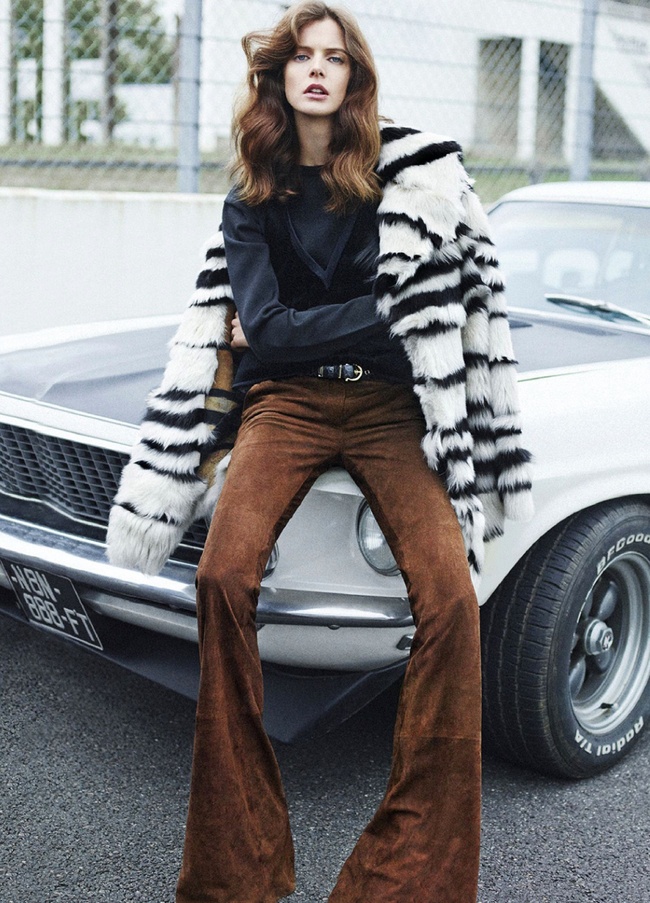 Le pantalon flare en daim : sublime ou too much ?