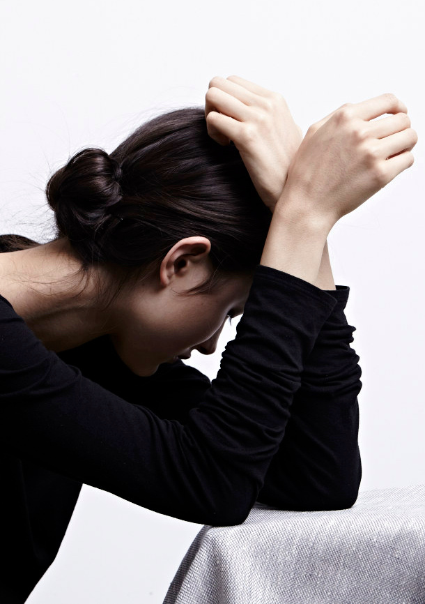 Chignon bas + pull fin noir = un duo aussi simple qu'élégant