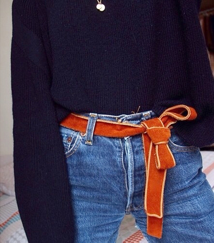 La large bande de daim, la ceinture du moment !