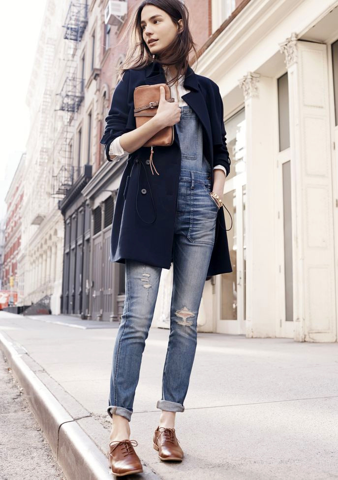 Salopette roulottée sur la cheville + derbies caramel + manteau bleu marine = le bon mix