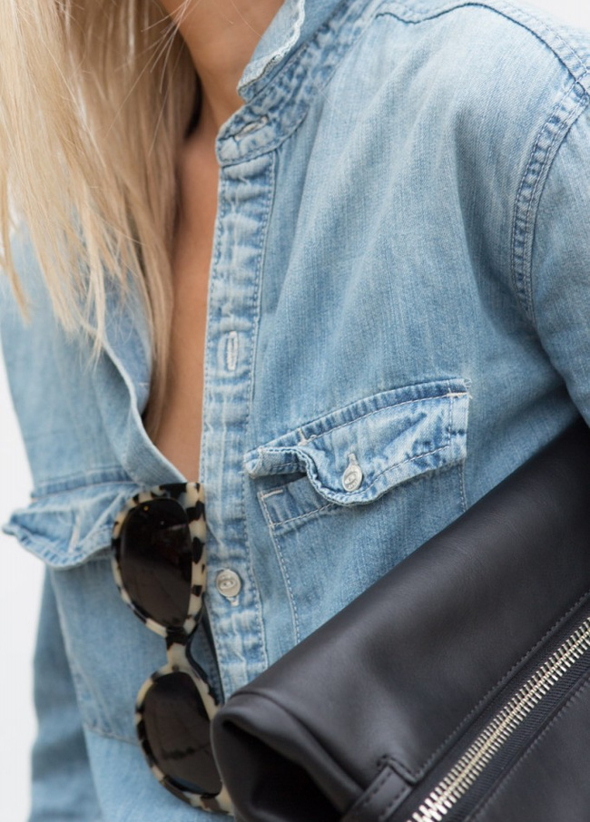 Rien de tel qu'une chemise en jean audacieusement déboutonnée pour pimenter un look !