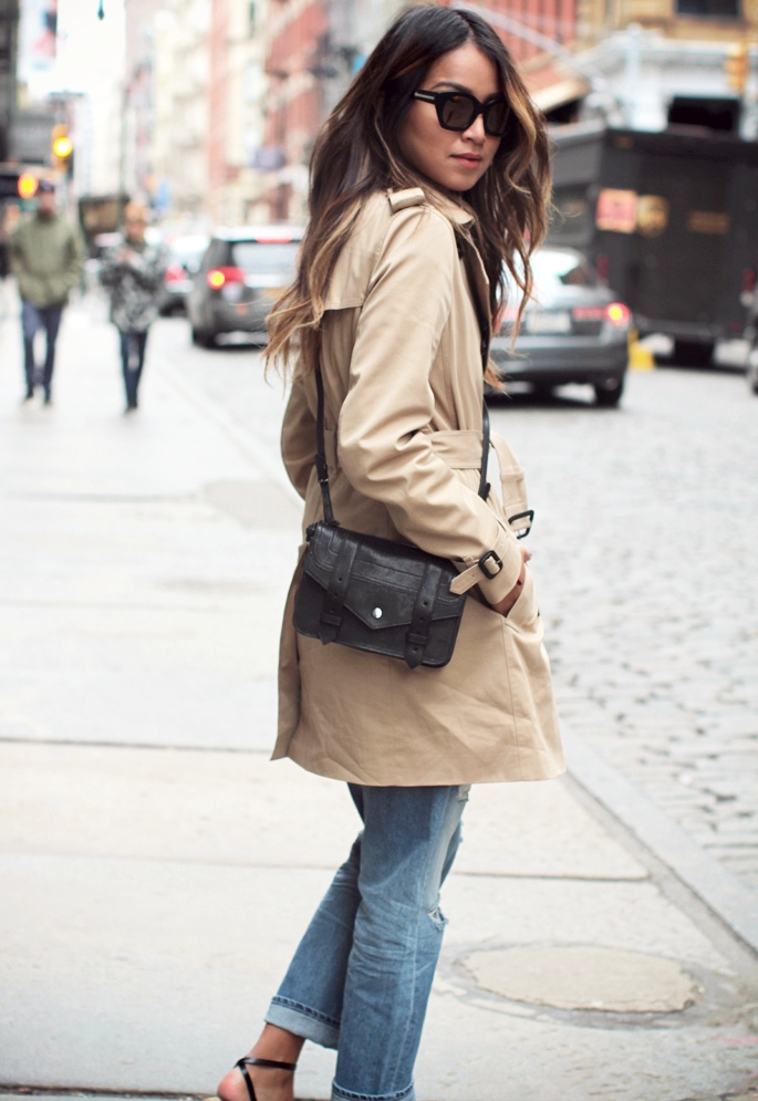 Mini besace noire + trench camel + jean + chevelure sauvage = le bon mix