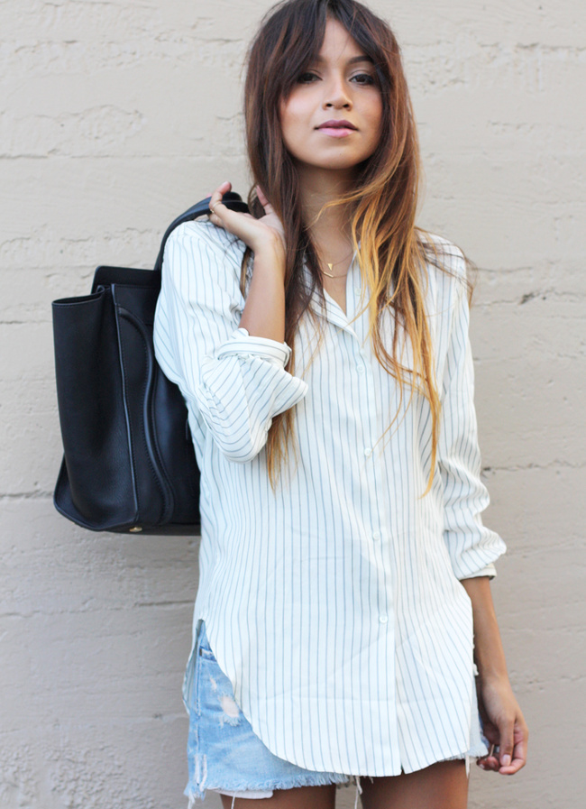 Rien de tel qu'un short en jean destroy pour twister une chemise rayée !