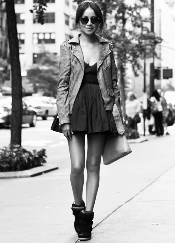 Pour apaiser une micro robe, on pense au duo perfecto/baskets