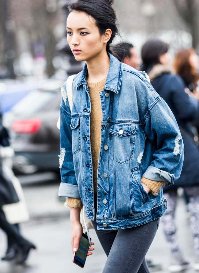Ample et rassurante, la veste en jean oversize a tout bon !