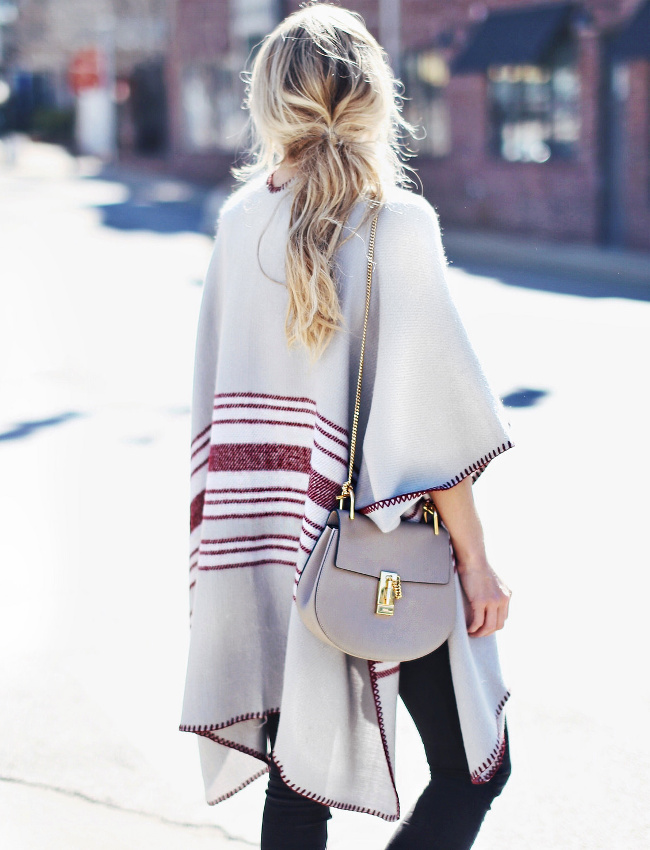 Poncho + cheveux froissés + sac chic = le bon mix