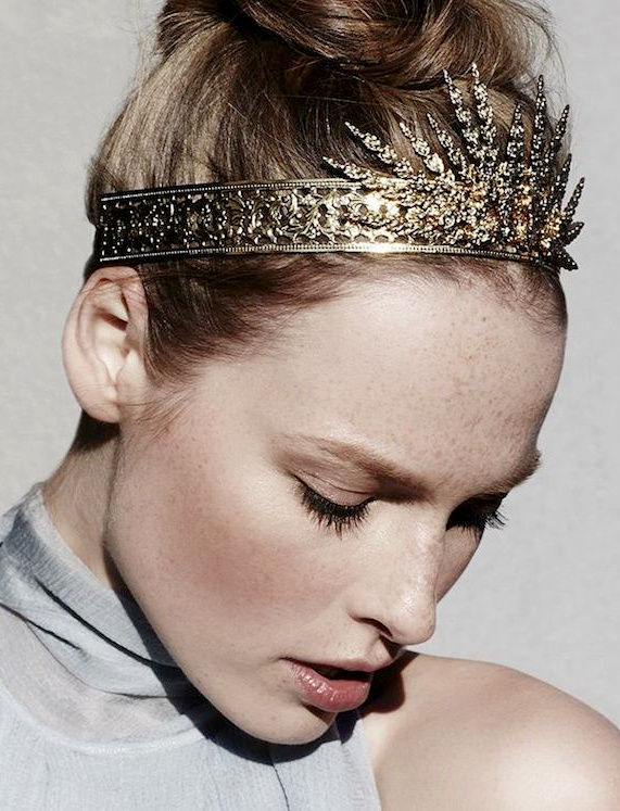 Rien de tel qu'un serre-tête de néo-princesse pour booster un simple chignon !