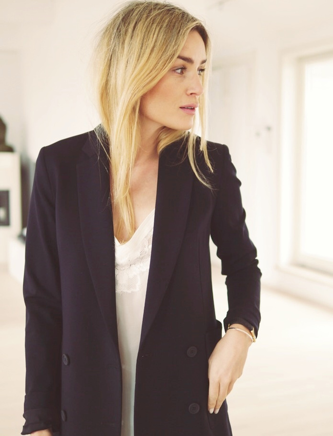 Le blazer masculin bleu marine, le meilleur allié des tops en dentelle !