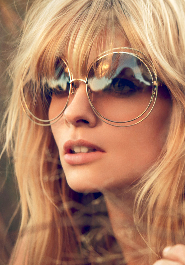 Délicates lunettes de soleil seventies + frange froissée blonde = le bon mix