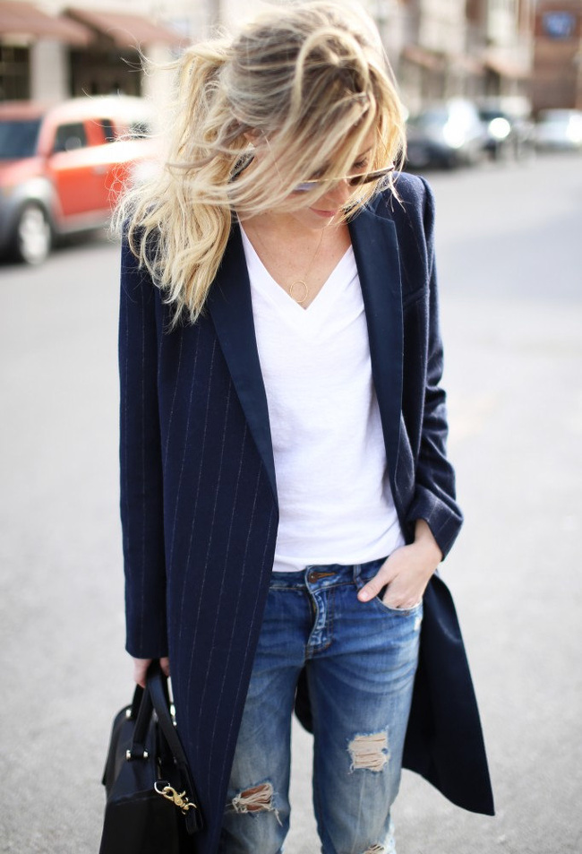 Ce printemps, on pense à réchauffer le duo tee-shirt blanc/jean destroy au creux d'un pardessus rayé