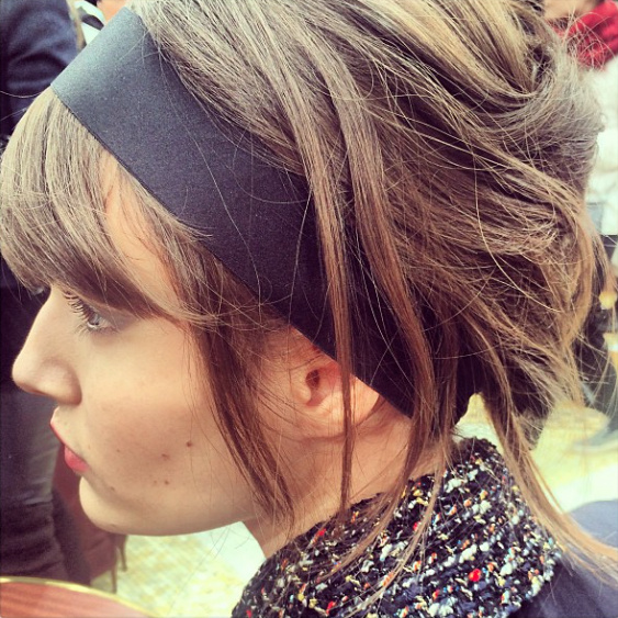 Large head band noir + coiffure volontairement négligée = le bon mix