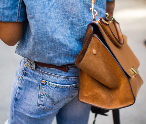 Le sac fauve, le meilleur alli� du total look jean !