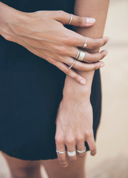 Peau bronzée + bagues multiples = le bon mix