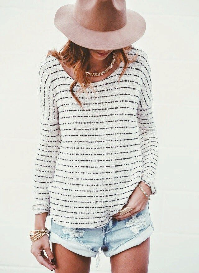 Le pull loose rayé, une bonne alternative à la traditionnelle marinière