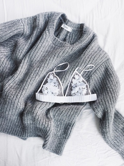 Rien de plus sensuel qu'un soutien-gorge en dentelle glissé sous un gros pull...
