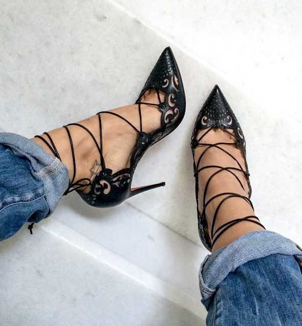 Rien de tel qu'une paire d'escarpins ultra sensuels pour twister un jean boyfriend