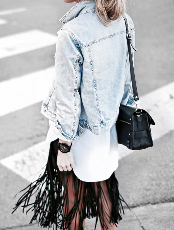 Ce printemps, on pense à tempérer nos jupes à franges via le duo liquette blanche/veste en jean clair