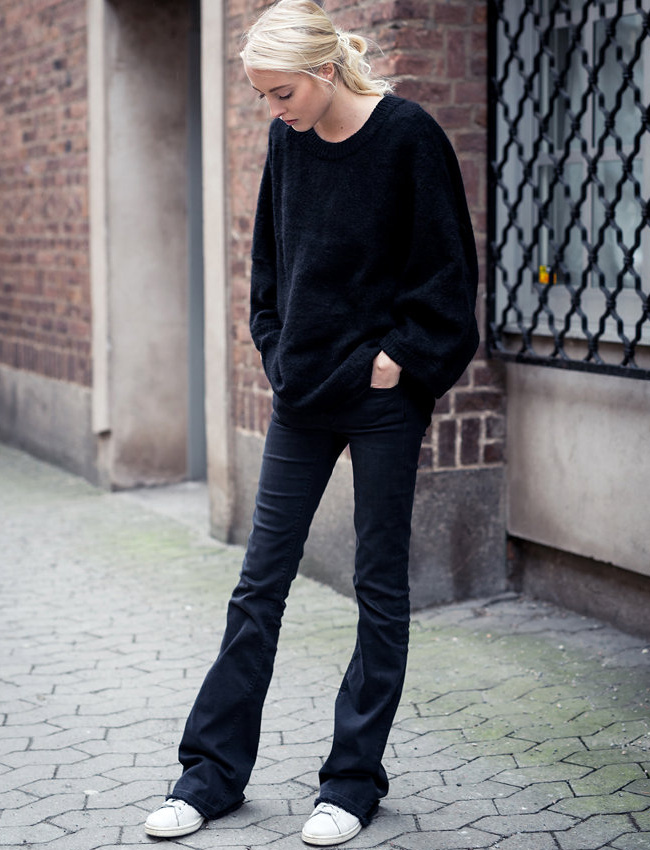 Jean flare + ample pull noir + baskets blanches = le bon mix