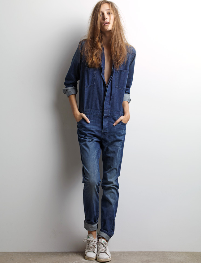 Wanted : une combinaison en jean à porter les manches roulottées et les cheveux lâchés