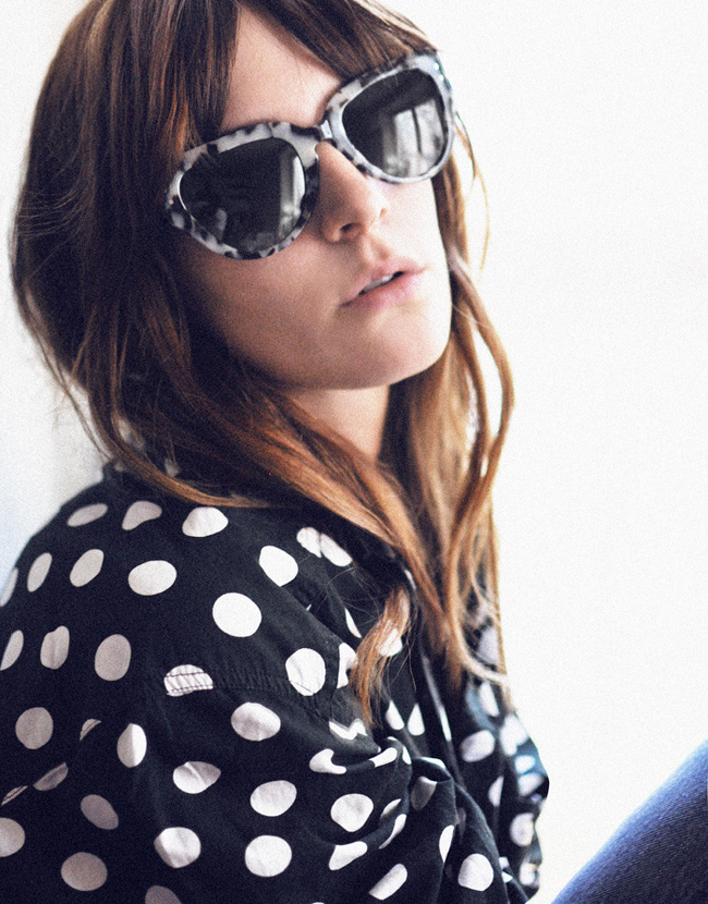 Chemise à pois + cheveux tie&dye + lunettes de soleil funky-chic = le bon mix