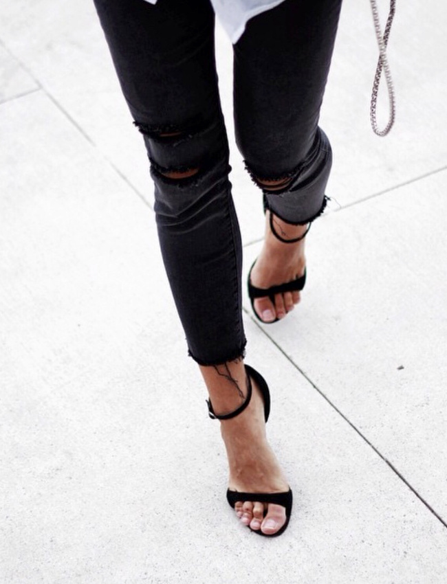 On ne se lasse pas du duo slim déchiré carbone/très fines sandales noires à talons