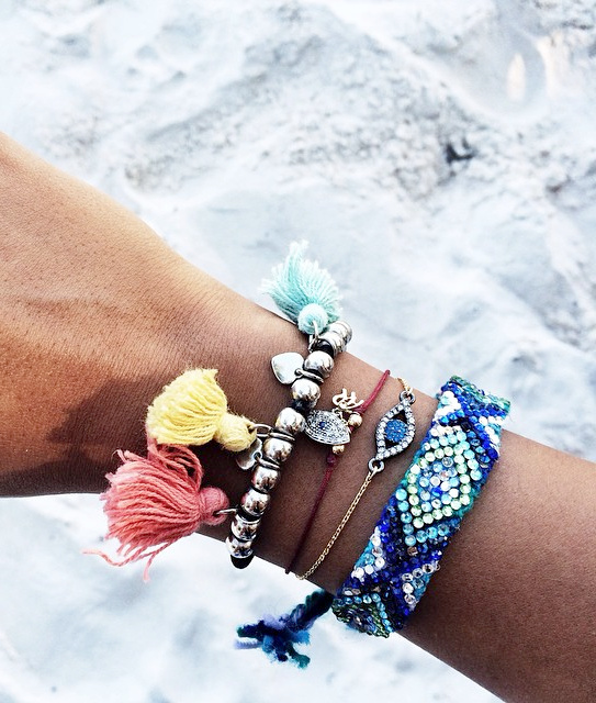 Rien de tel que d'accumuler quelques bracelets funky chic pour se sentir en vacances avant l'heure !